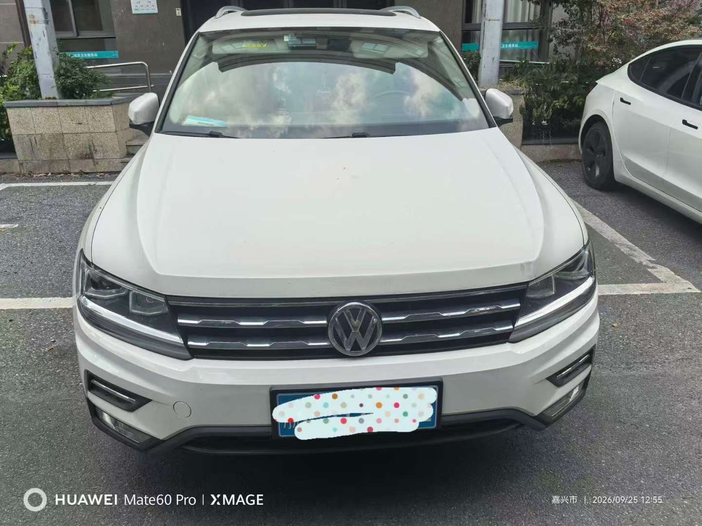 Volkswagen Tiguan L 2.0T FWD Automatic Panoramic Comfort Trim 2