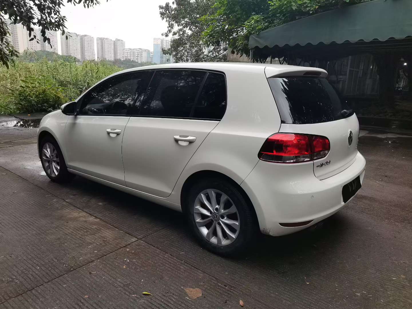 Volkswagen Golf 1.4T Automatic with Sunroof 4