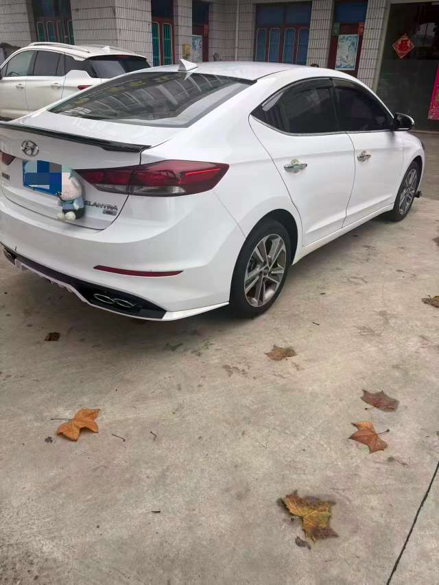 Hyundai Elantra 5