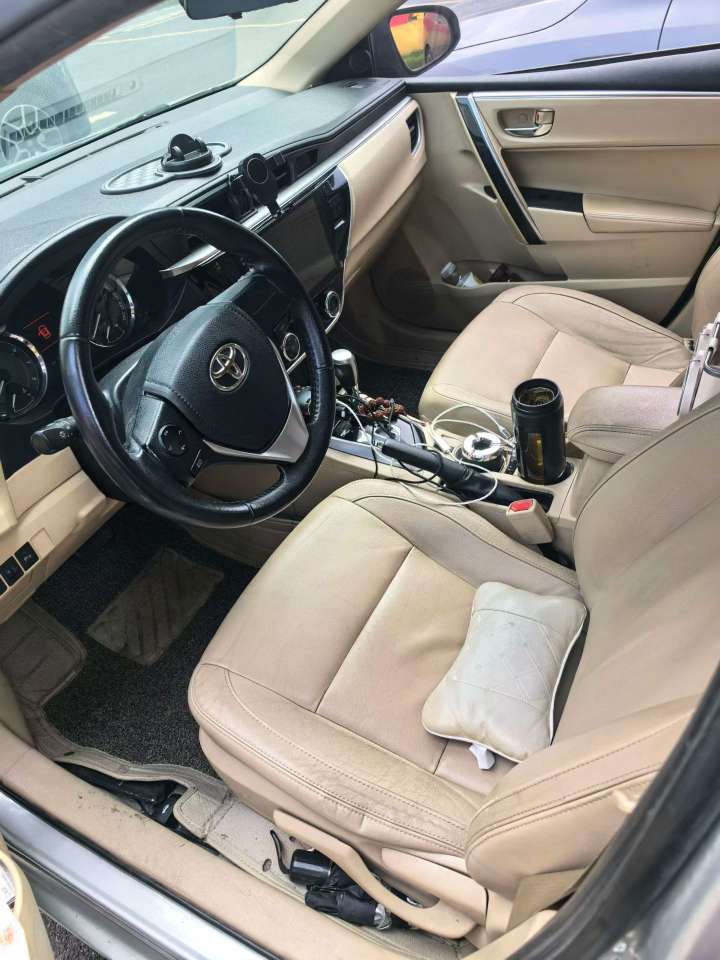Toyota Corolla 1.6GL-i Leather Version 3