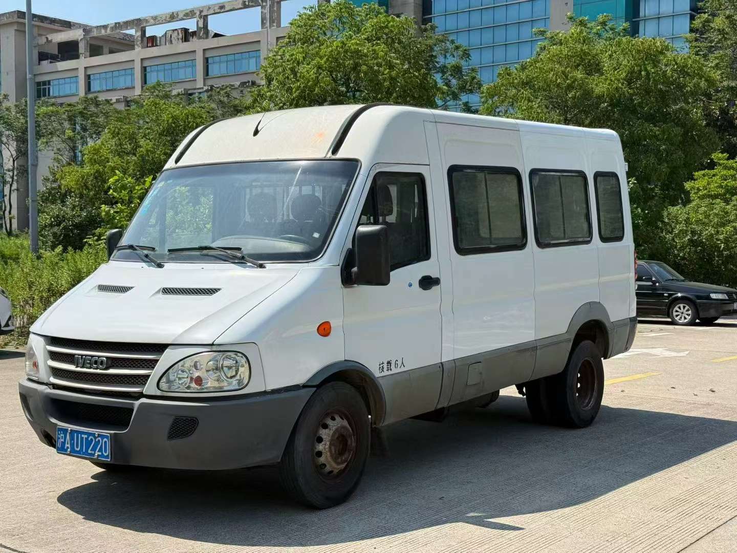 Iveco Daily 2.8L Diesel Extended Chassis Dual Tires 8