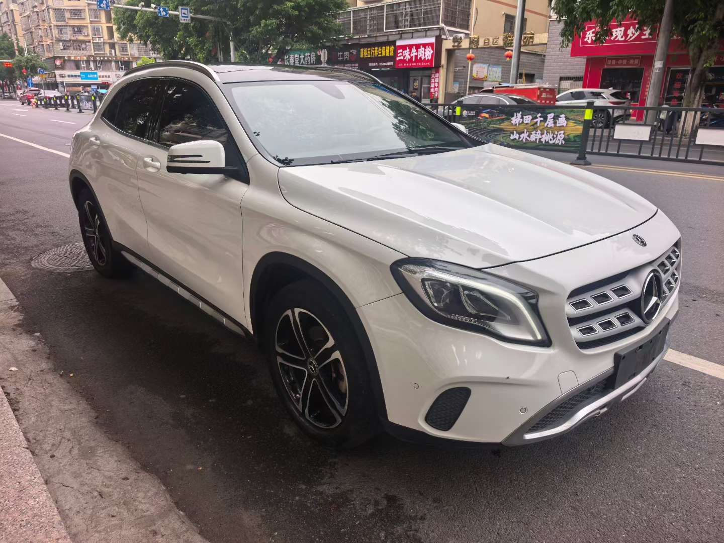 Mercedes-Benz GLA GLA200 2