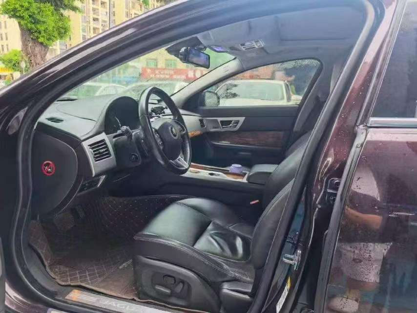 Jaguar XF 2.0T Luxury 6