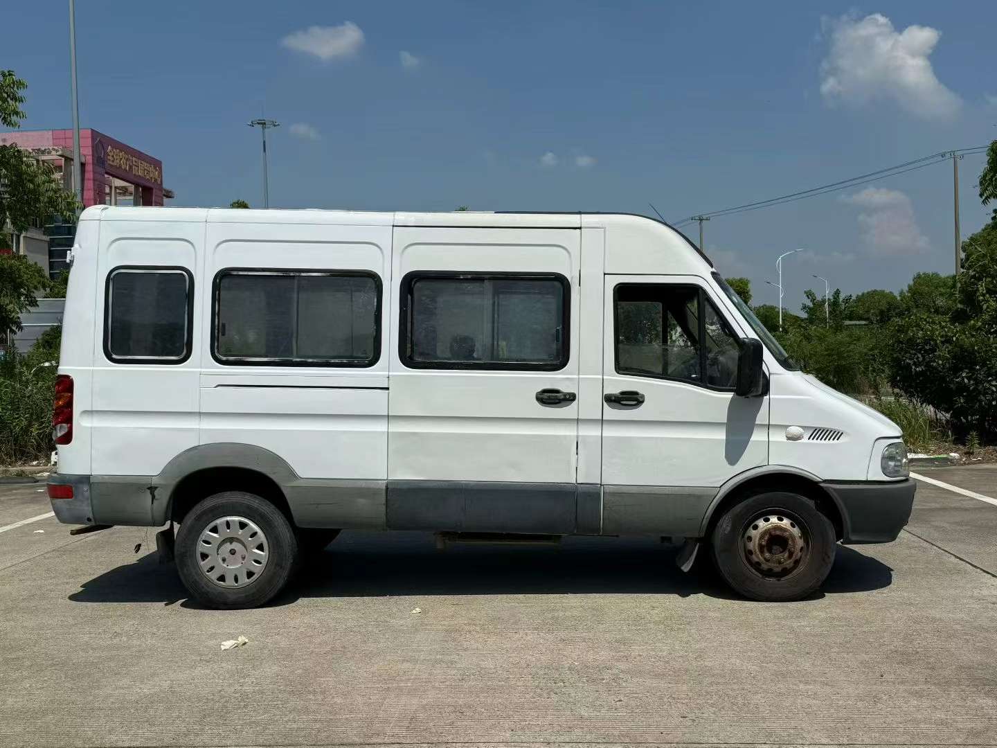 Iveco Daily 2.8L Diesel Extended Chassis Dual Tires 4