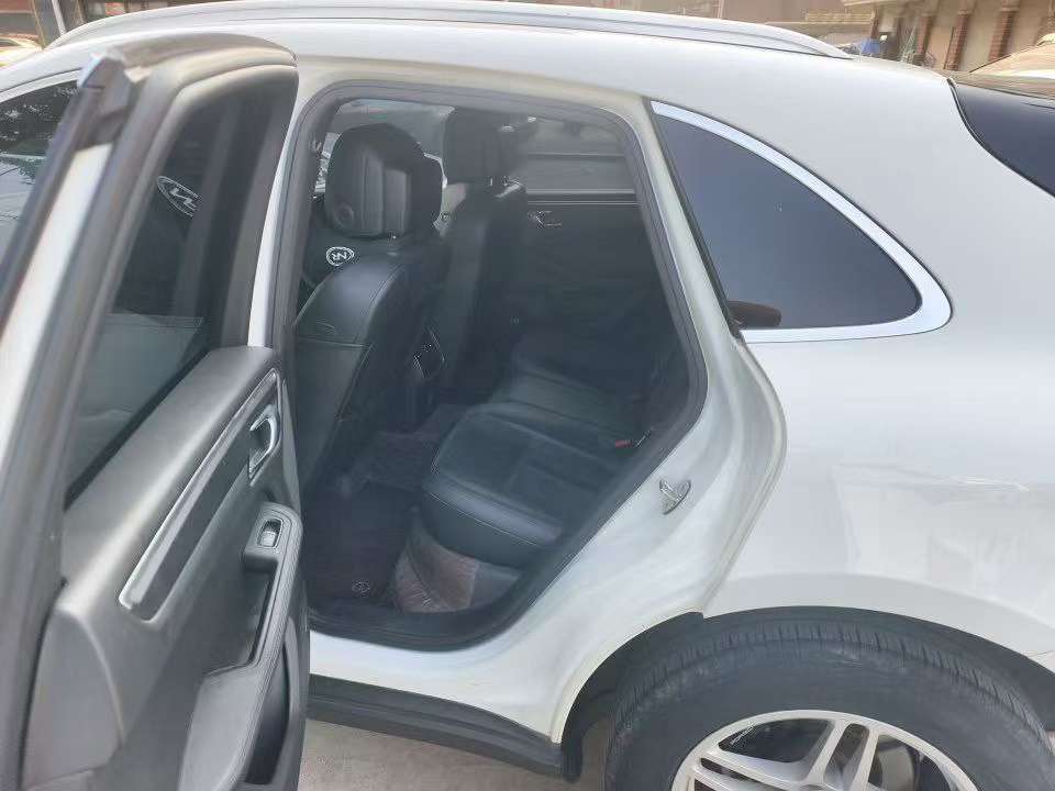 Porsche Macan 2.0T 7