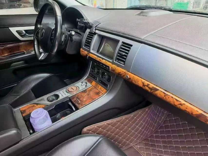 Jaguar XF 2.0T Luxury 8