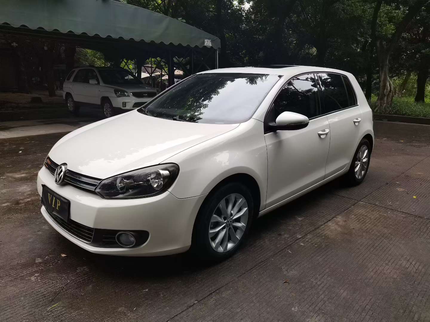 Volkswagen Golf 1.4T Automatic with Sunroof 2