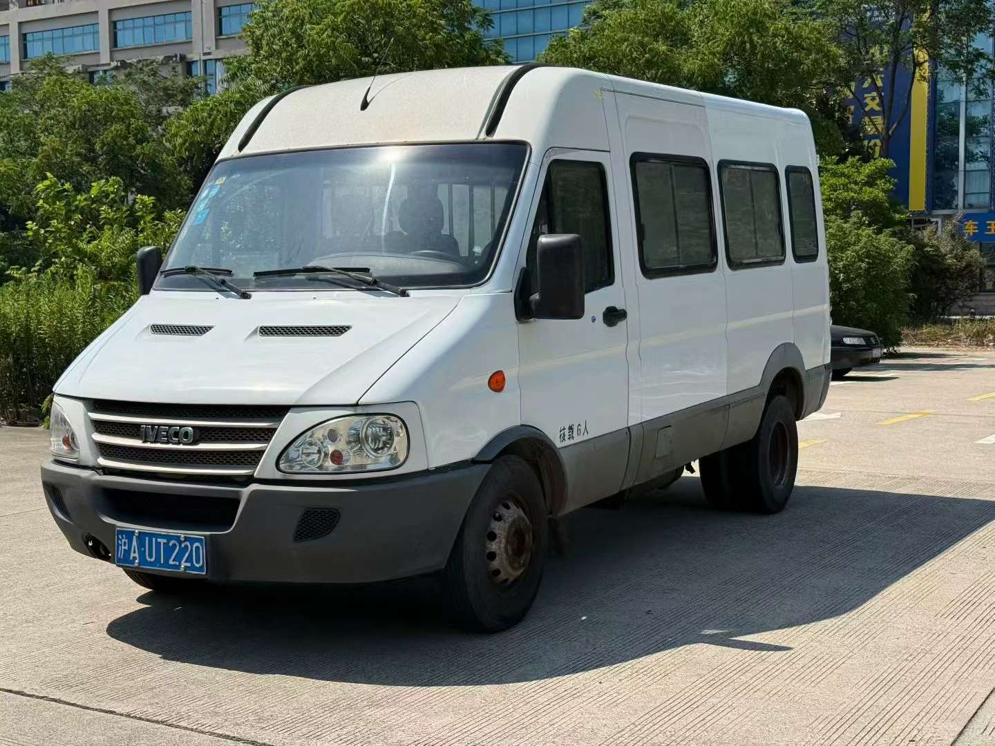 Iveco Daily 2.8L Diesel Extended Chassis Dual Tires 2