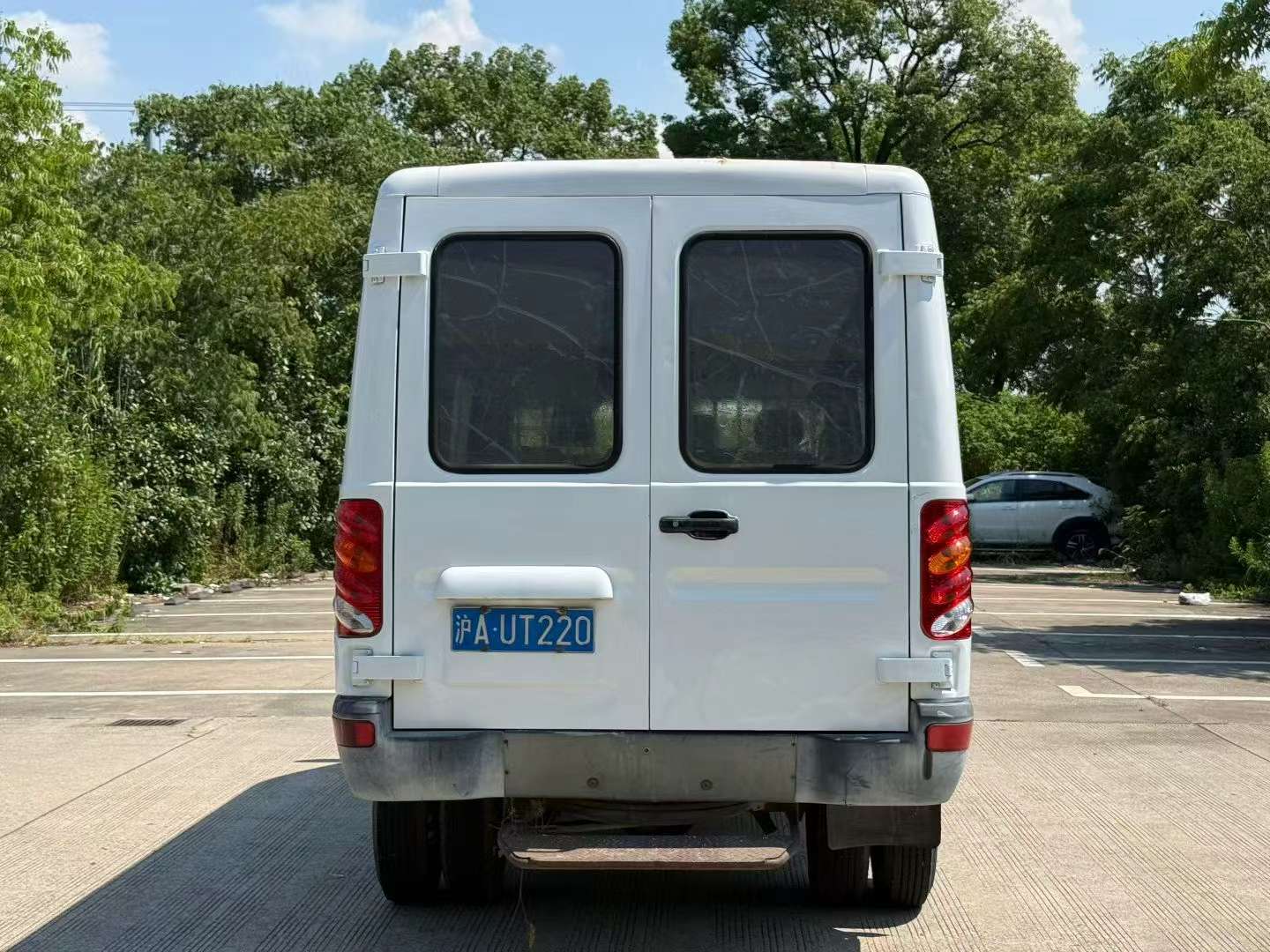 Iveco Daily 2.8L Diesel Extended Chassis Dual Tires 3