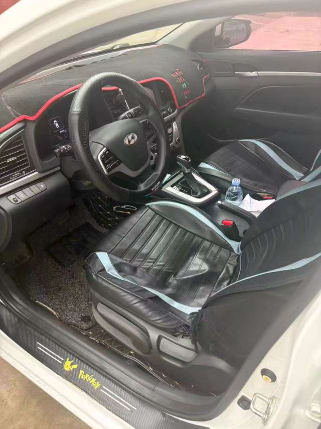 Hyundai Elantra 4