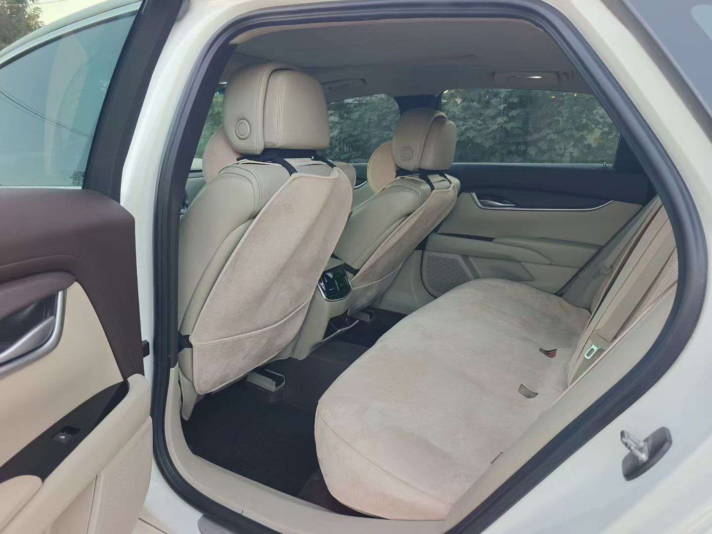 Cadillac XTS 2.0T Automatic with Sunroof 6