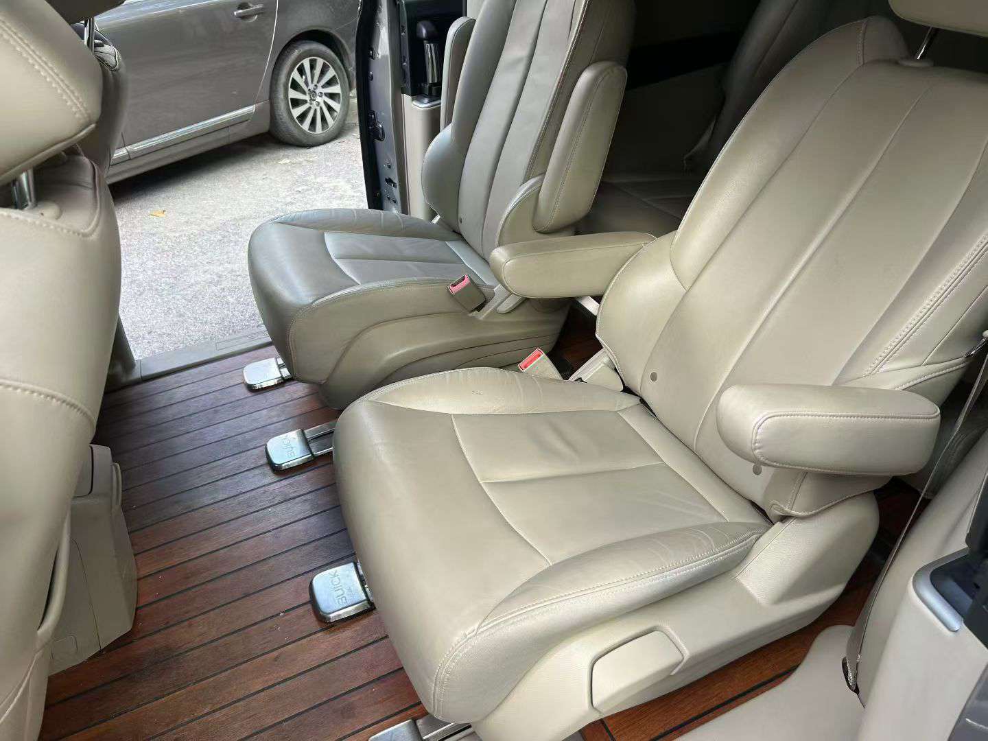 Buick GL8 28T Luxury Edition 5