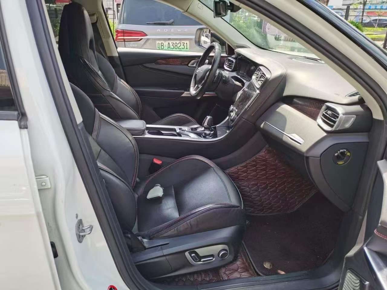 Lynk & Co 01 2.0T Automatic Sunroof 4WD Jing Pro Top Trim 3