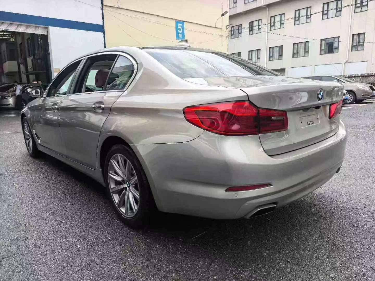 BMW 5 Series 528Li 6