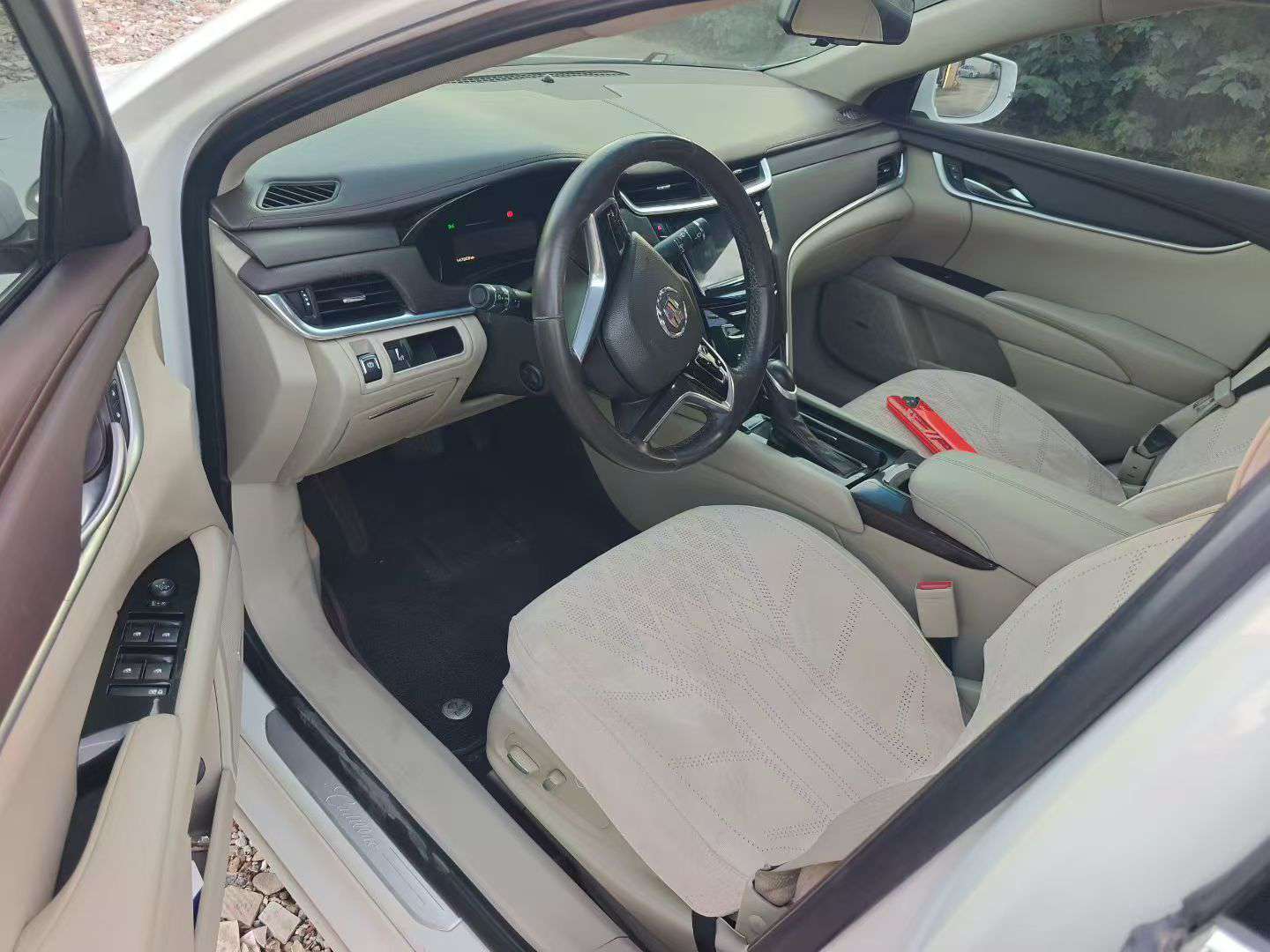 Cadillac XTS 2.0T Automatic with Sunroof 4