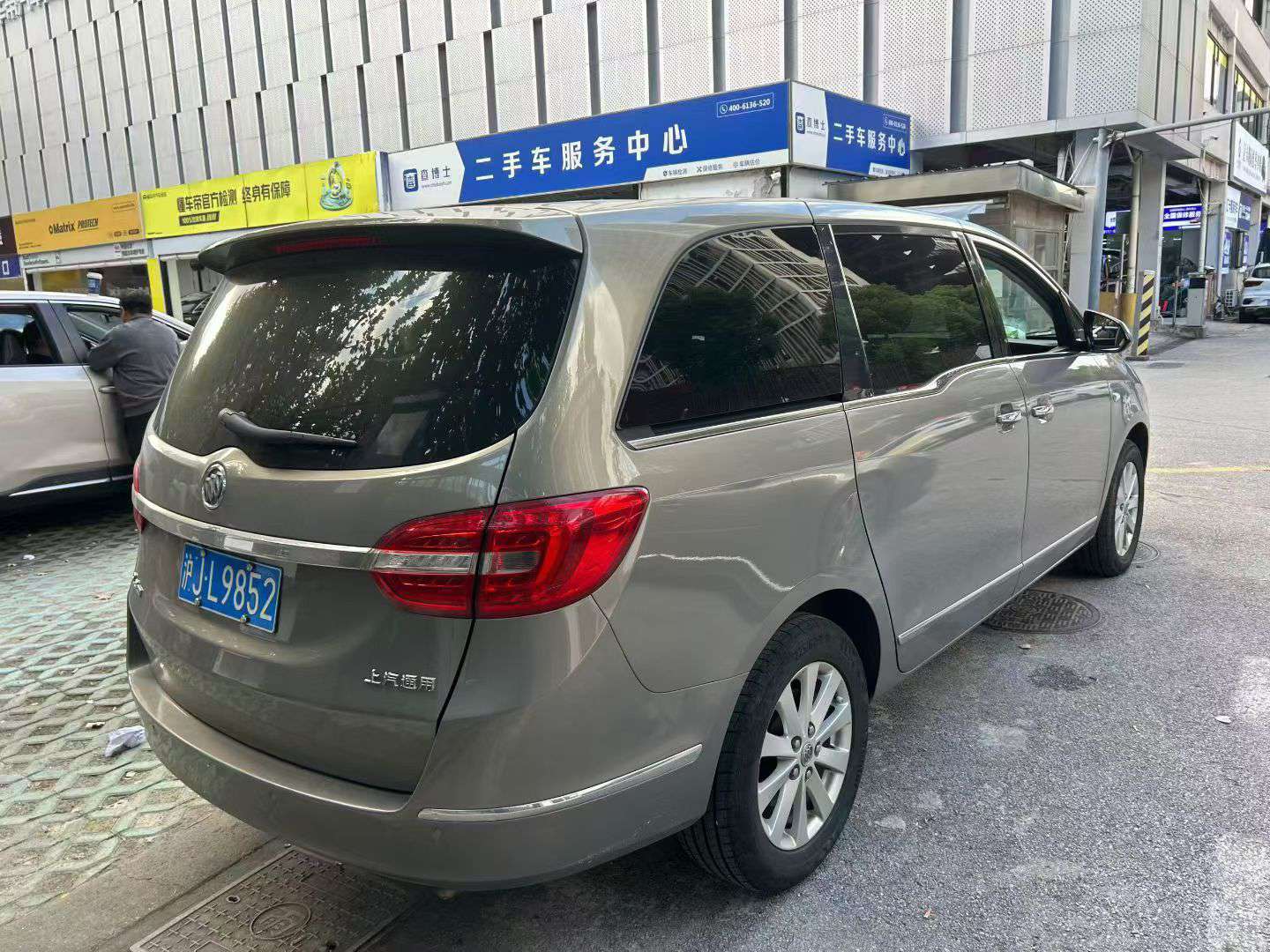Buick GL8 28T Luxury Edition 8
