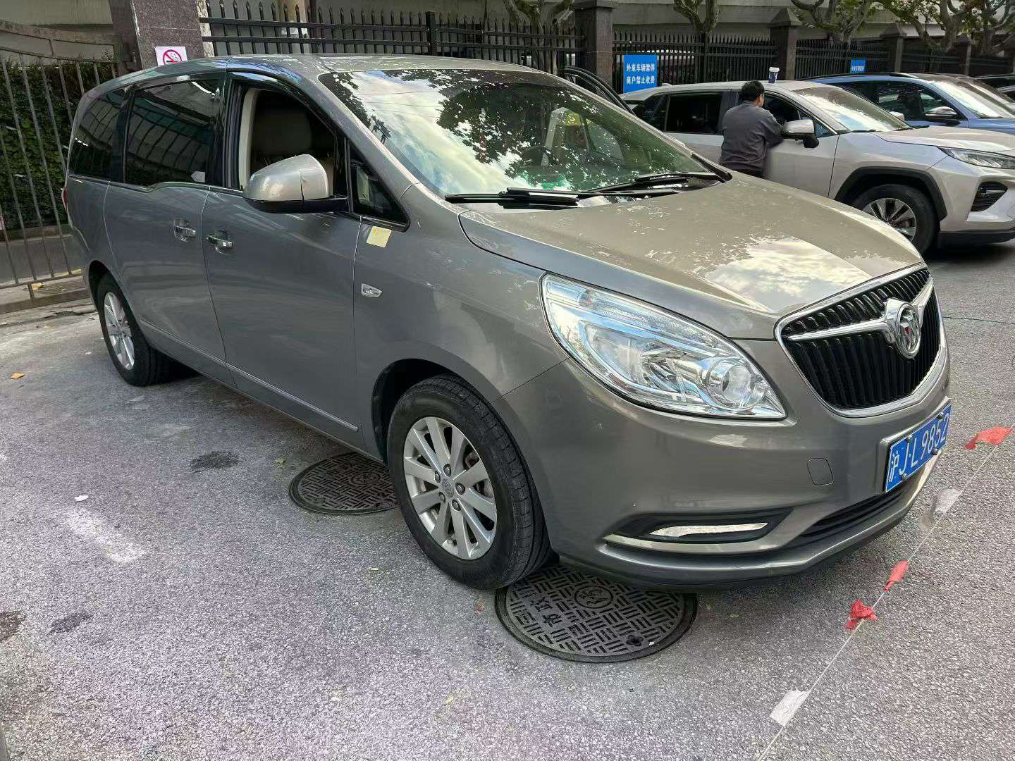 Buick GL8 28T Luxury Edition 2