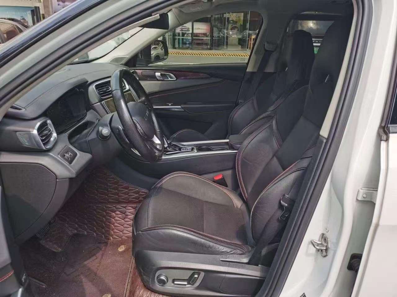 Lynk & Co 01 2.0T Automatic Sunroof 4WD Jing Pro Top Trim 4