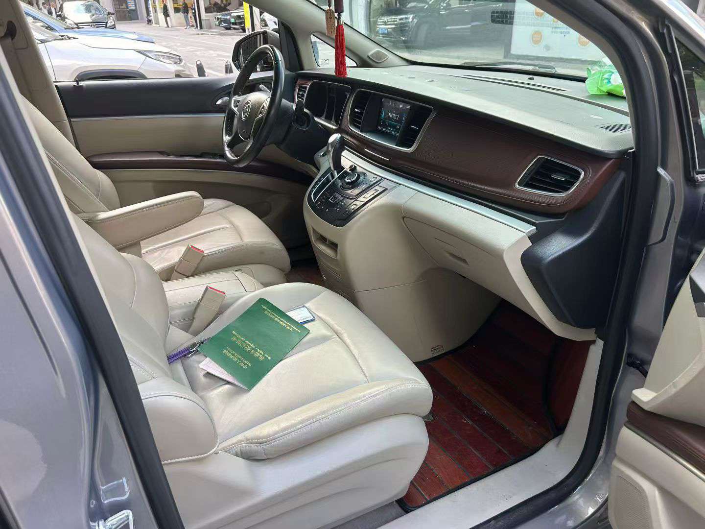 Buick GL8 28T Luxury Edition 6