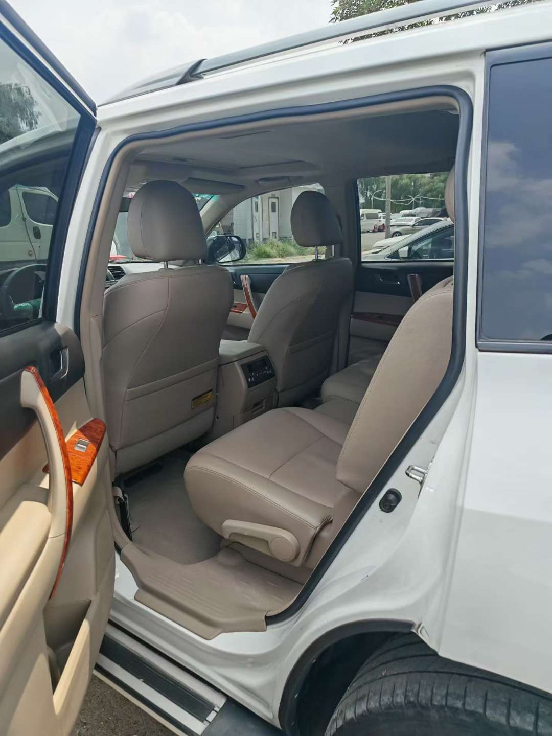 Toyota Highlander 2.7 Automatic Luxury 7-Seater 4