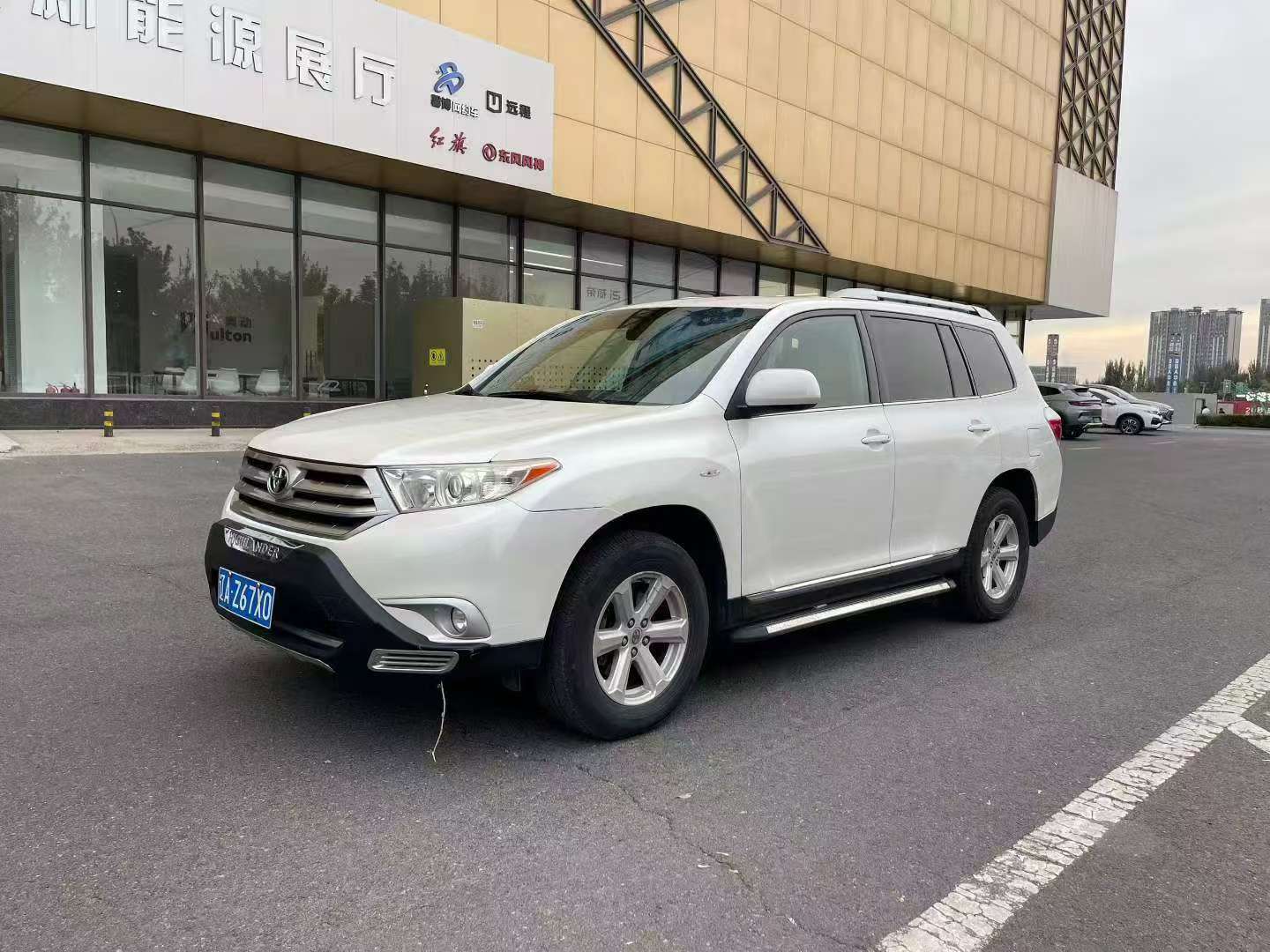 Toyota Highlander 2014 2.7L Automatic 5-Seat Purple Gold Edition 2