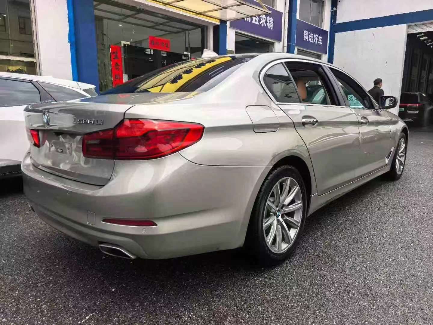 BMW 5 Series 528Li 4