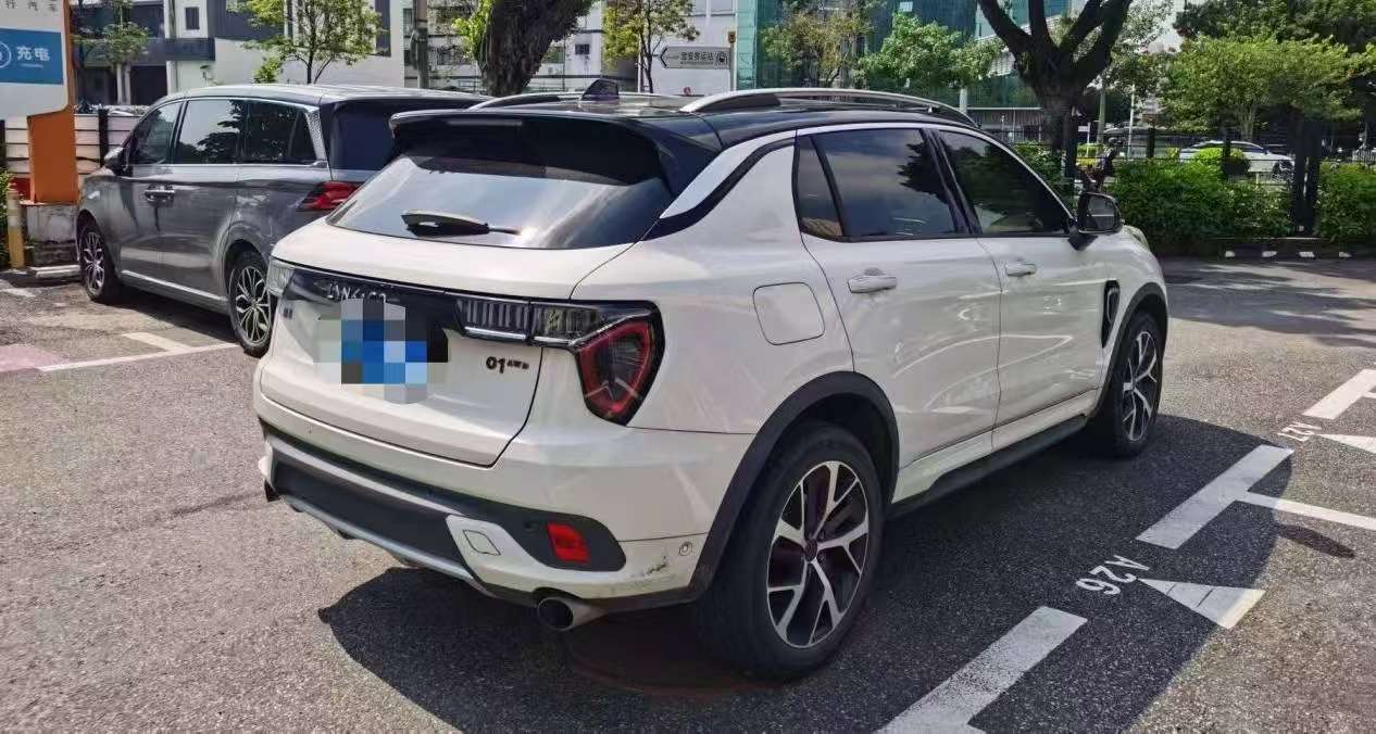 Lynk & Co 01 2.0T Automatic Sunroof 4WD Jing Pro Top Trim 2