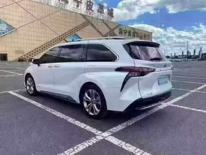 Toyota Sienna 2023 Platinum Edition Hybrid 5