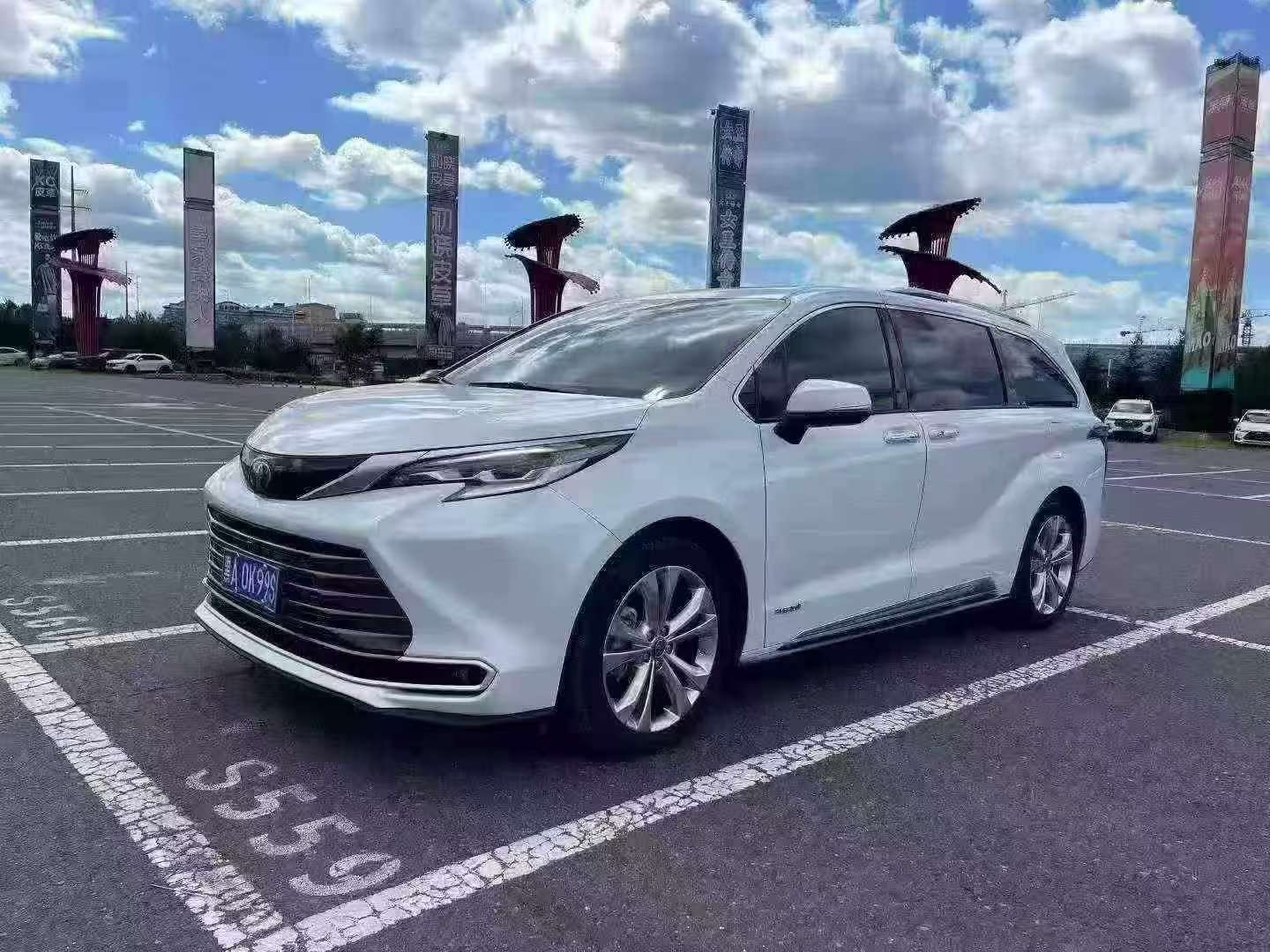Toyota Sienna 2023 Platinum Edition Hybrid 2