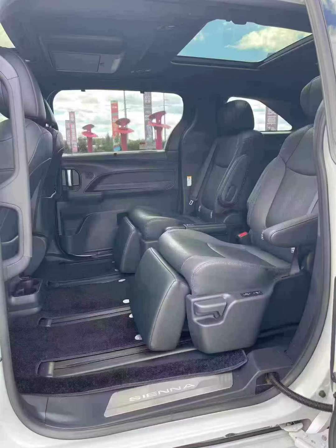 Toyota Sienna 2023 Platinum Edition Hybrid 9