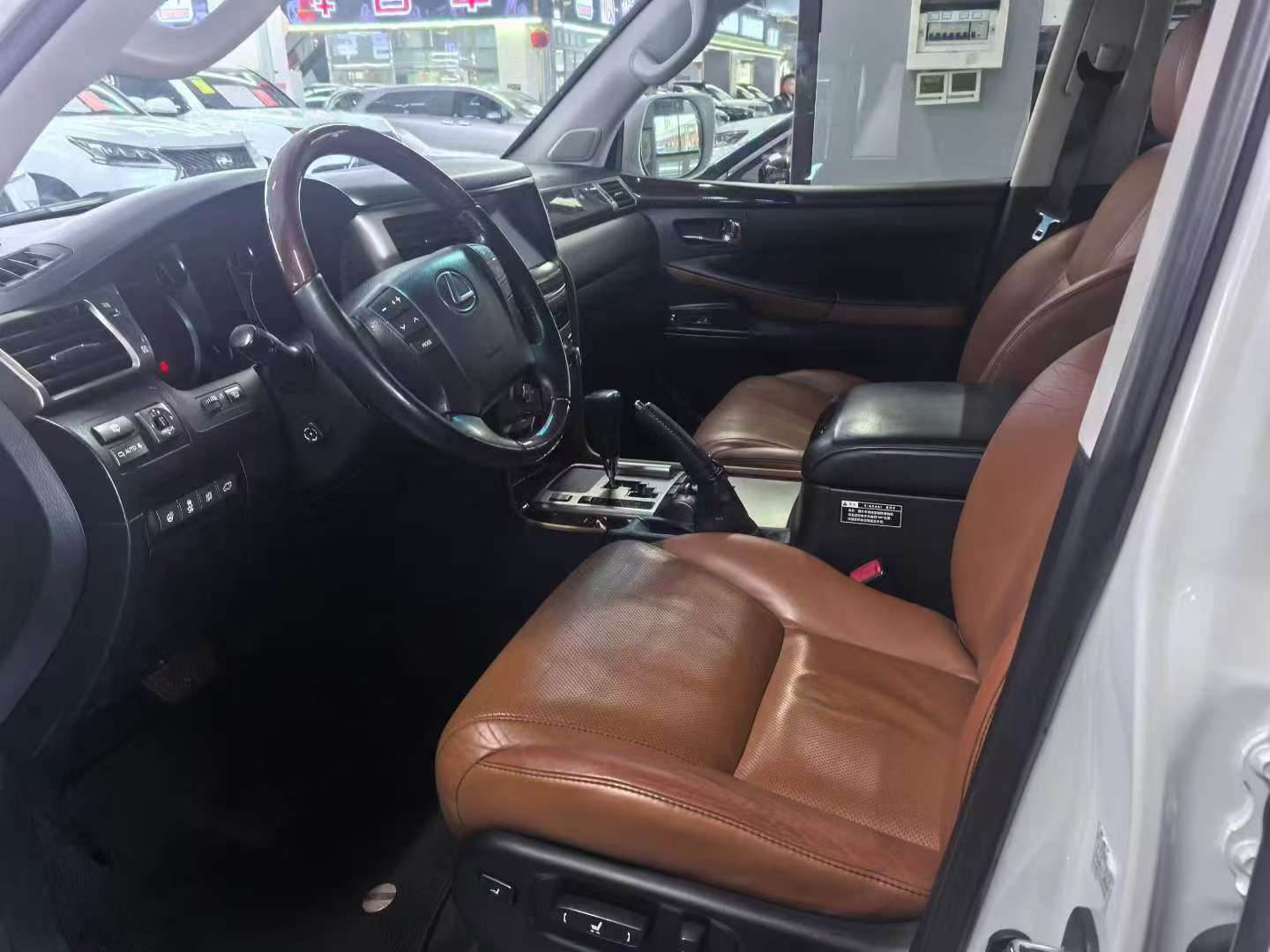 Lexus LX 2013 5.7L V8 6-Speed Automatic 5