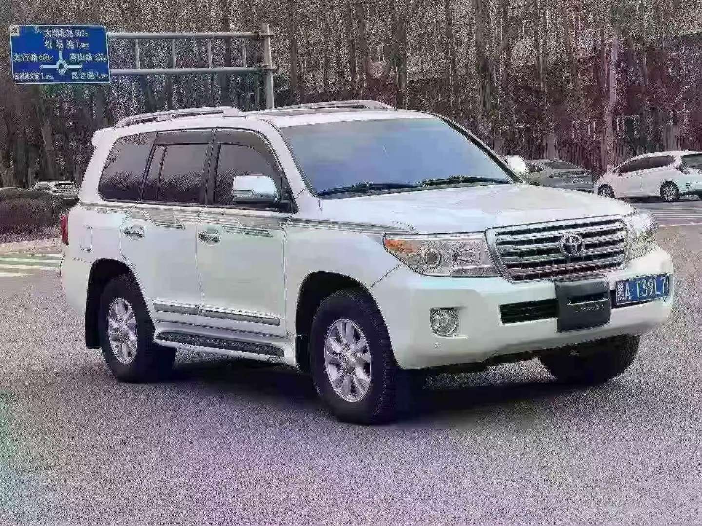 Toyota Land Cruiser 2015 Middle East Spec 8-Seater 3