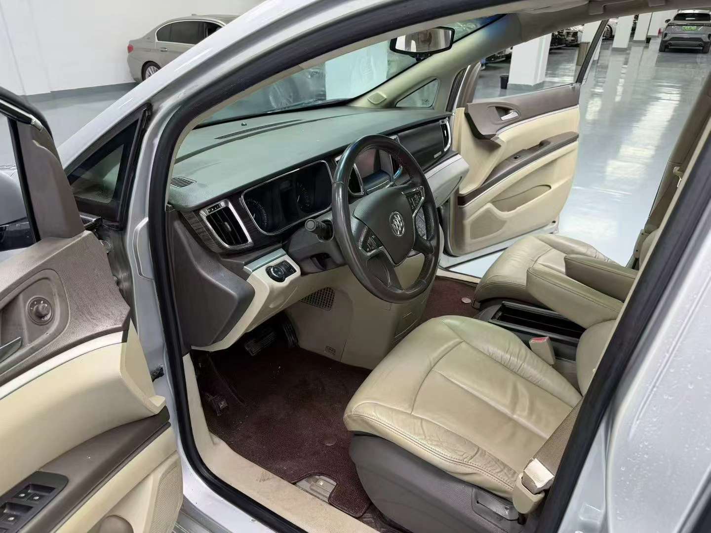 Buick GL8 3.0 Luxury 9