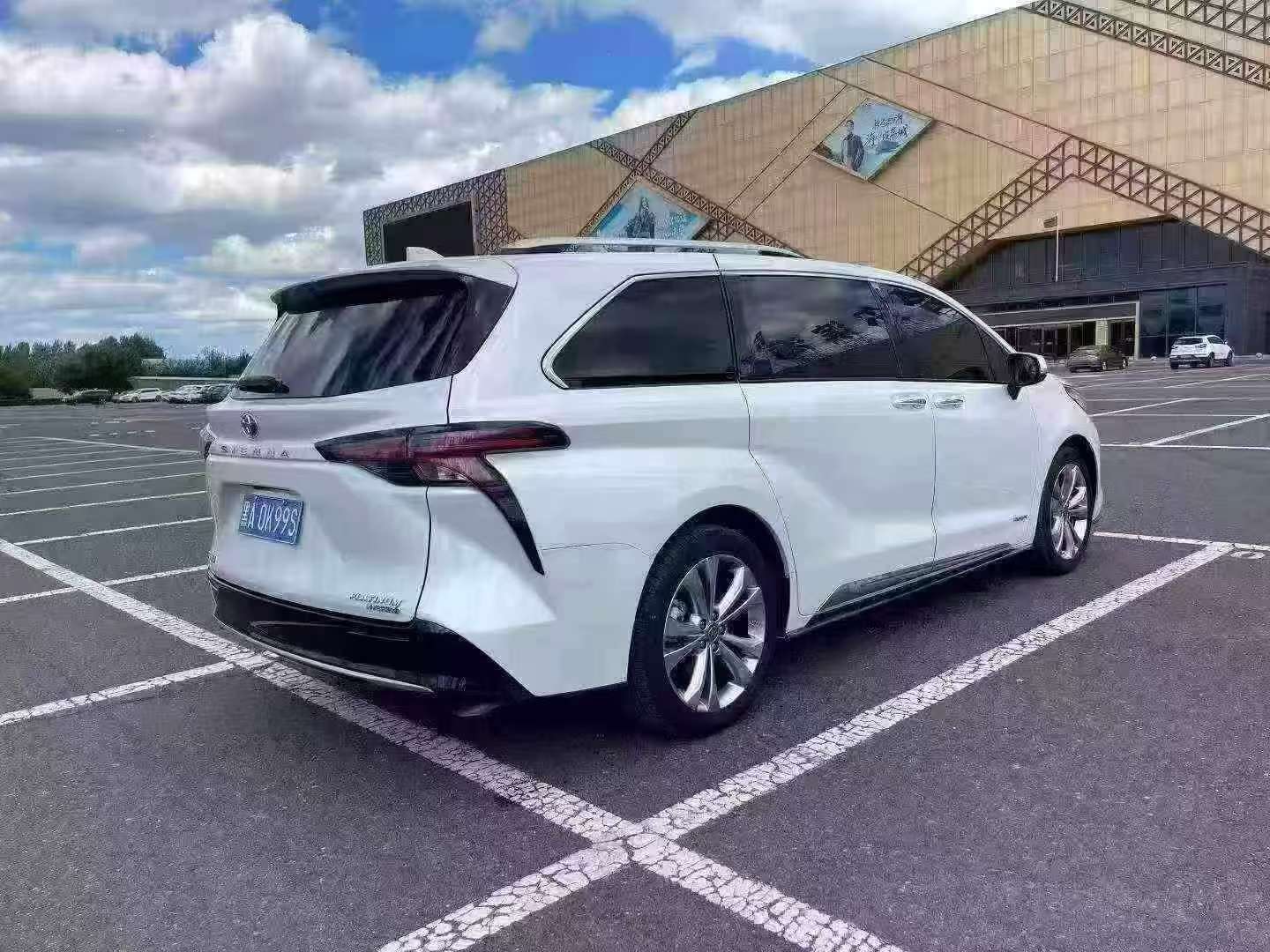 Toyota Sienna 2023 Platinum Edition Hybrid 4