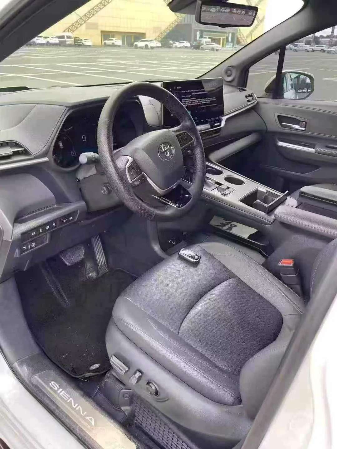 Toyota Sienna 2023 Platinum Edition Hybrid 7