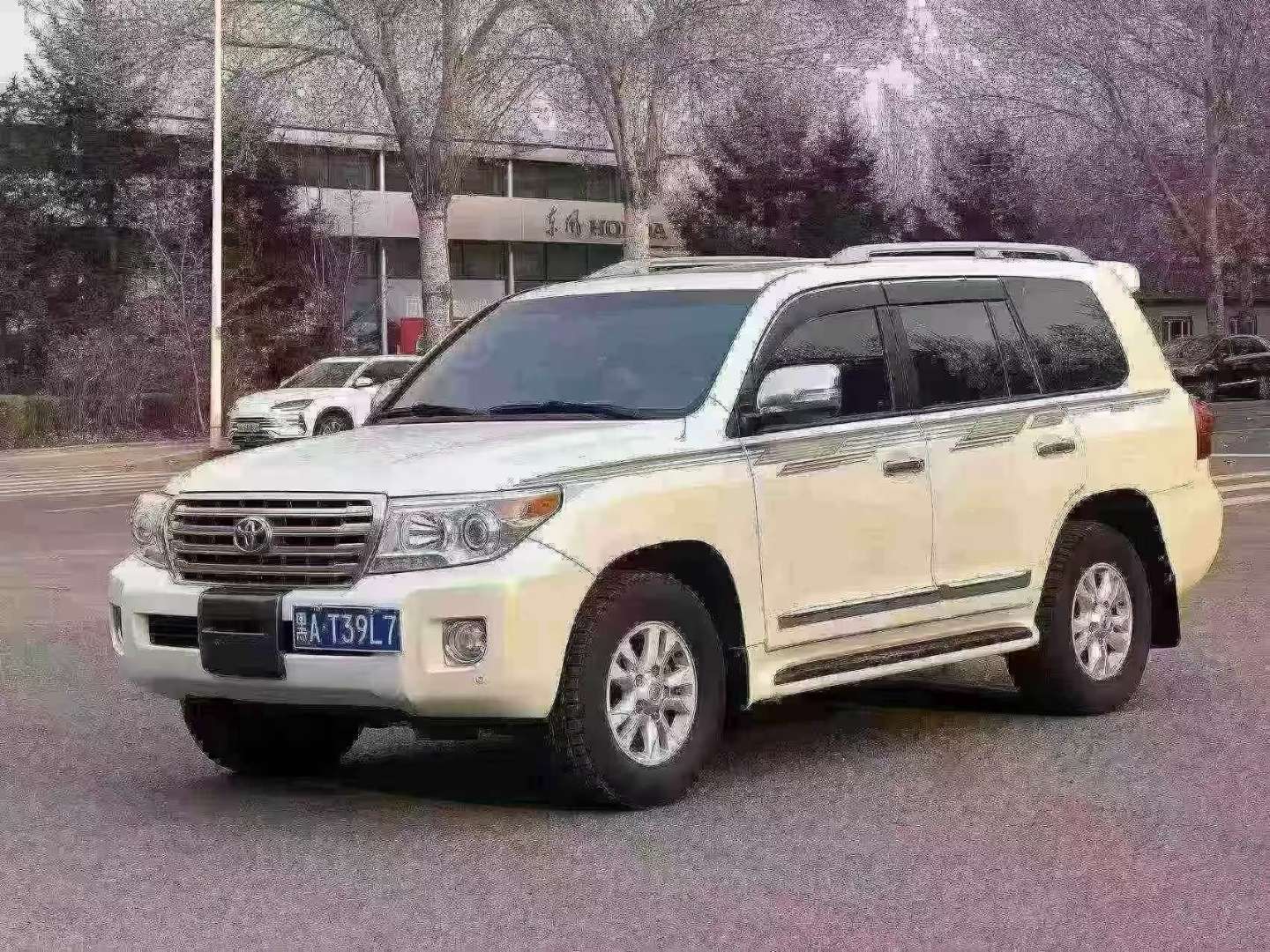 Toyota Land Cruiser 2015 Middle East Spec 8-Seater 2