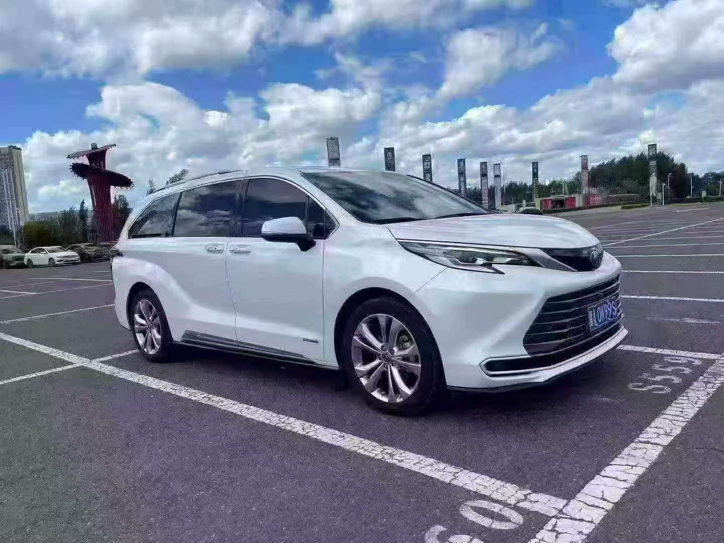 Toyota Sienna 2023 Platinum Edition Hybrid 3