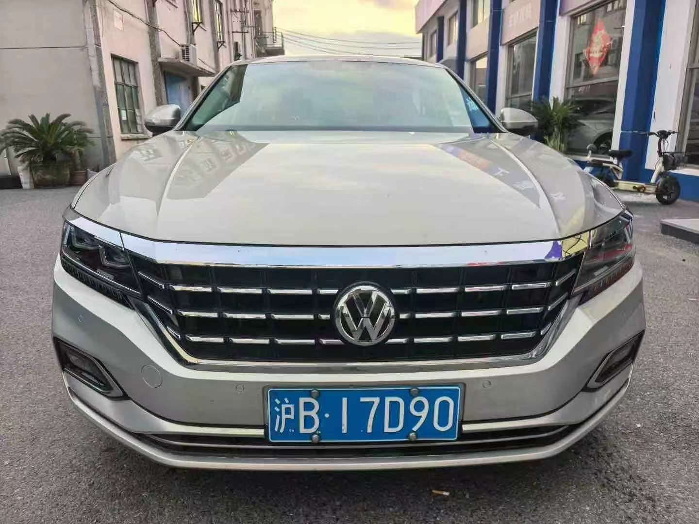 Volkswagen Passat 330 Luxury 2