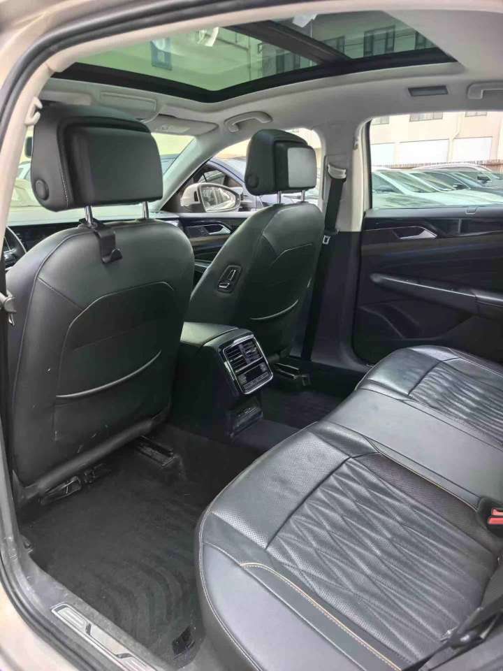 Volkswagen Passat 330 Luxury 8