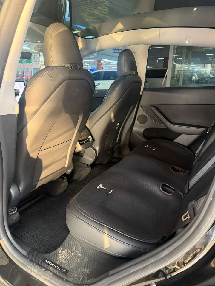 Tesla Model Y 5