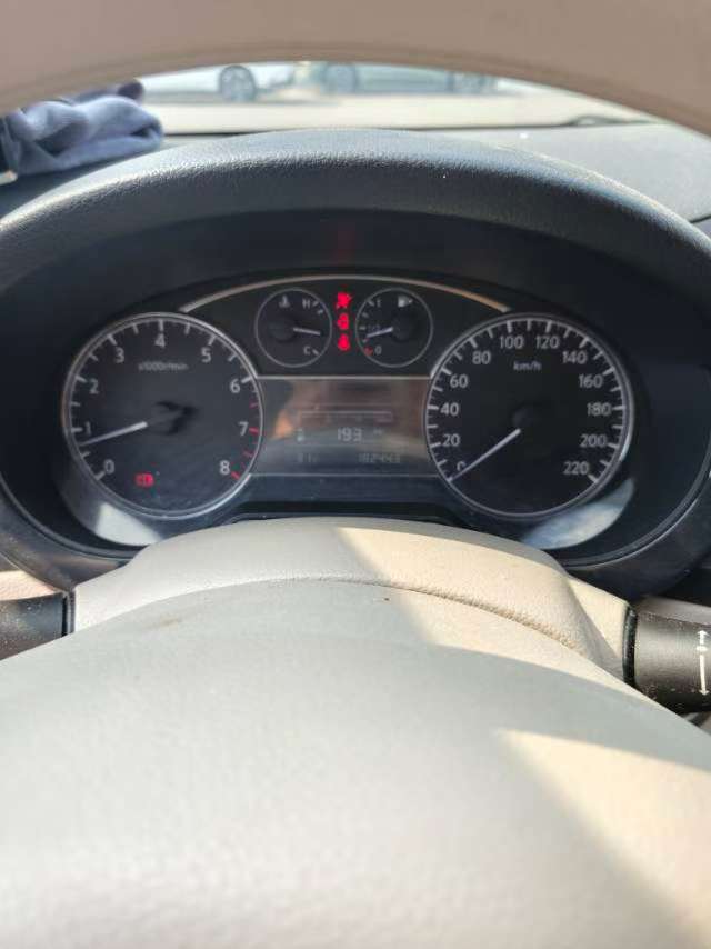 Nissan Tiida 2014 1.6MT Intelligent 6