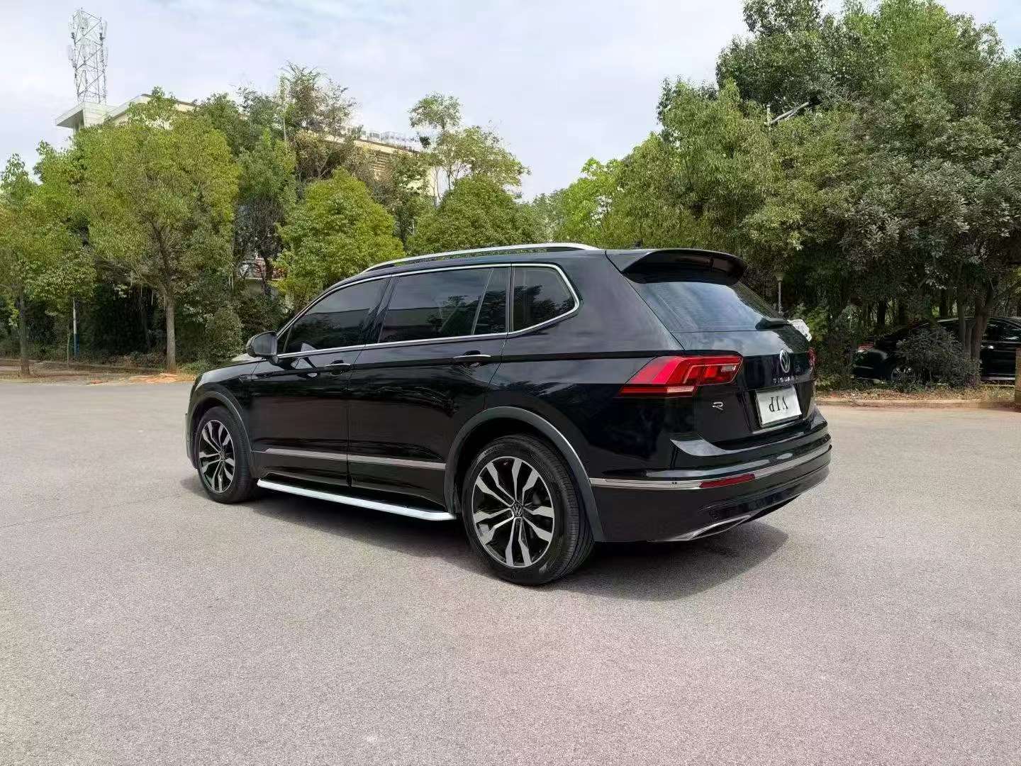 Volkswagen Tiguan L 330 FWD R-Line Pro 9