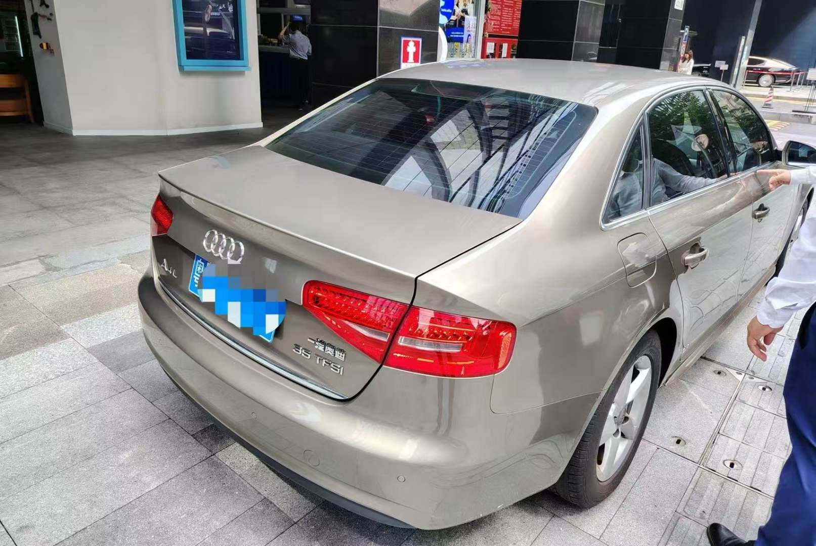 Audi A4L 2.0T Automatic Sunroof Standard Edition 2