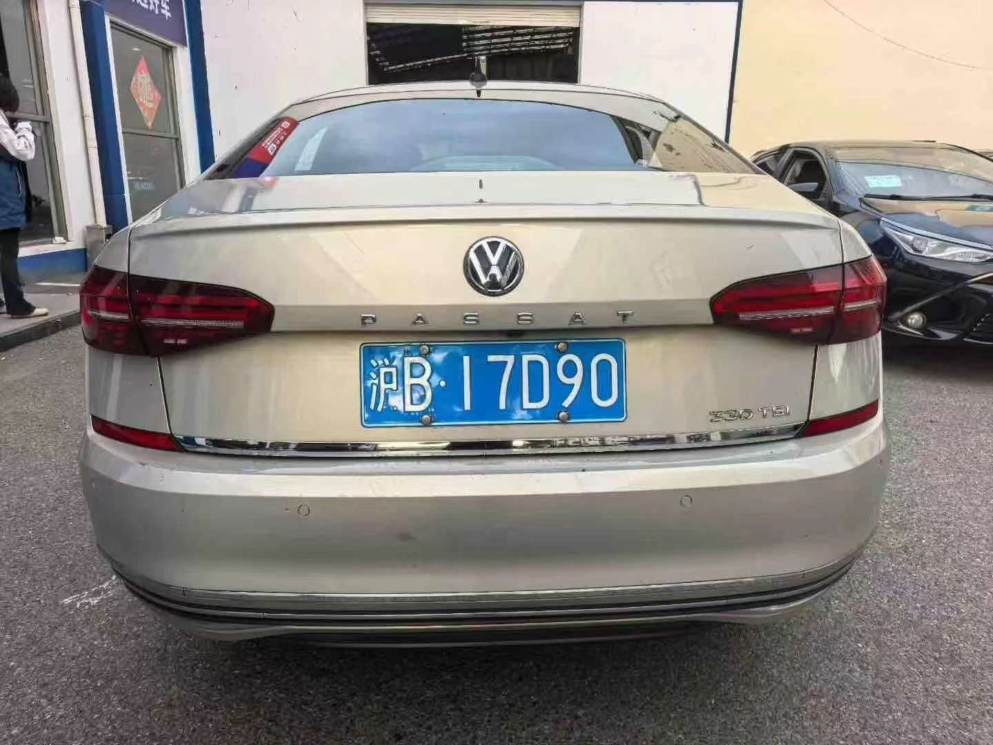 Volkswagen Passat 330 Luxury 5