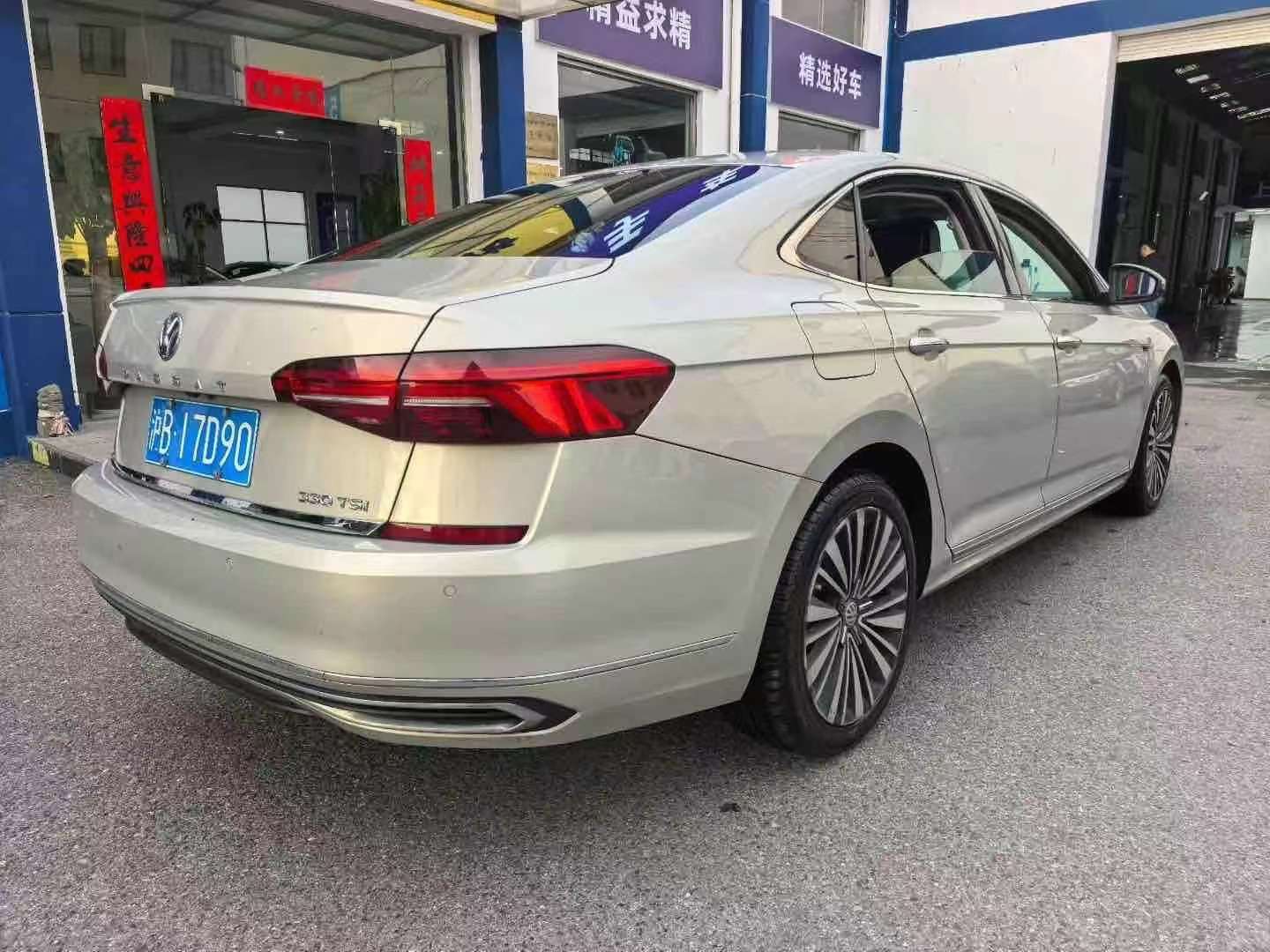 Volkswagen Passat 330 Luxury 4