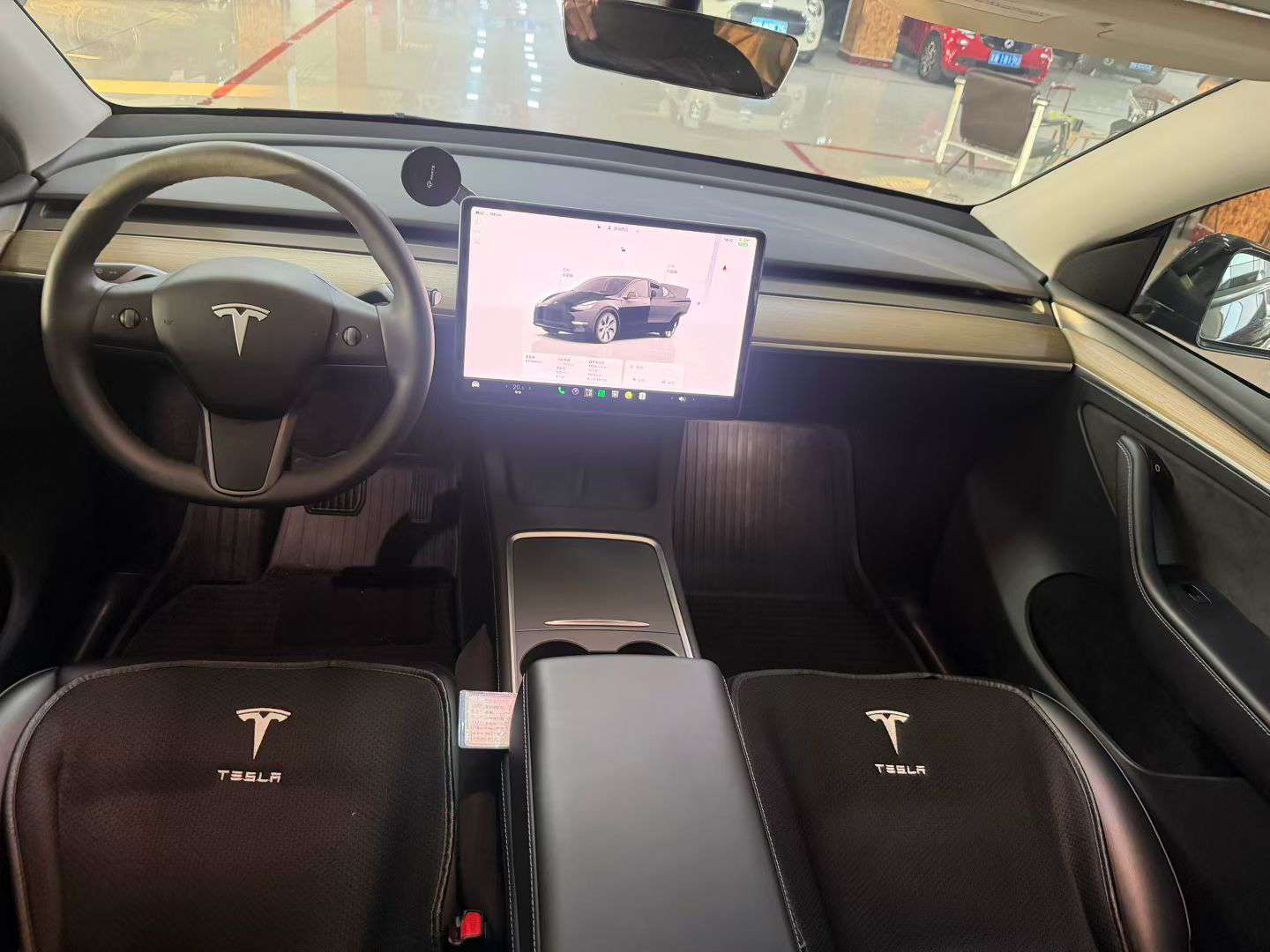 Tesla Model Y 6