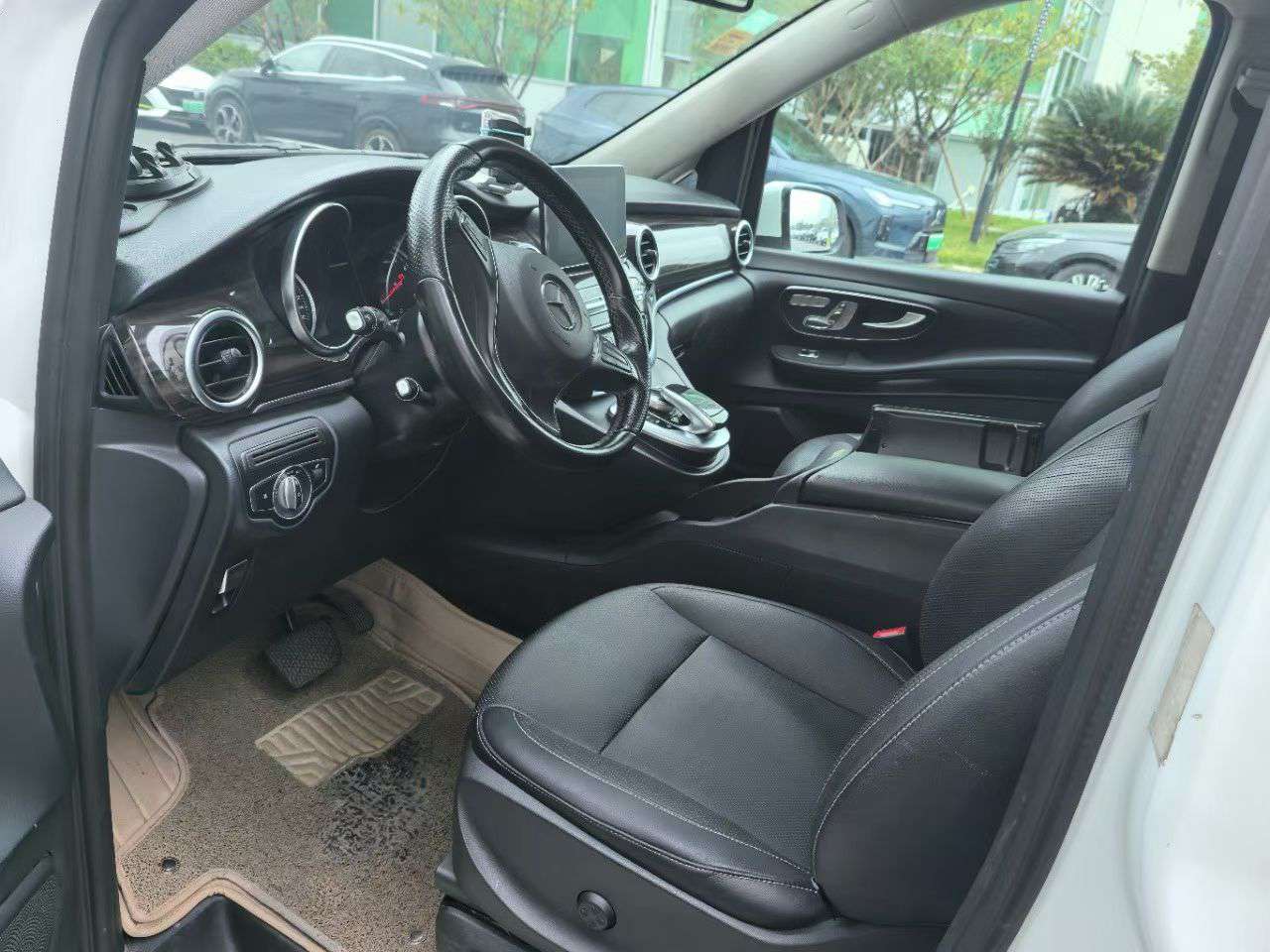 Mercedes-Benz V260 2.0T Leading Edition 2