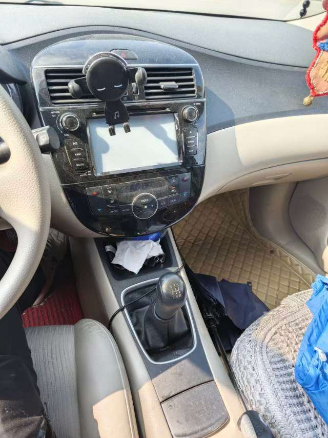 Nissan Tiida 2014 1.6MT Intelligent 4
