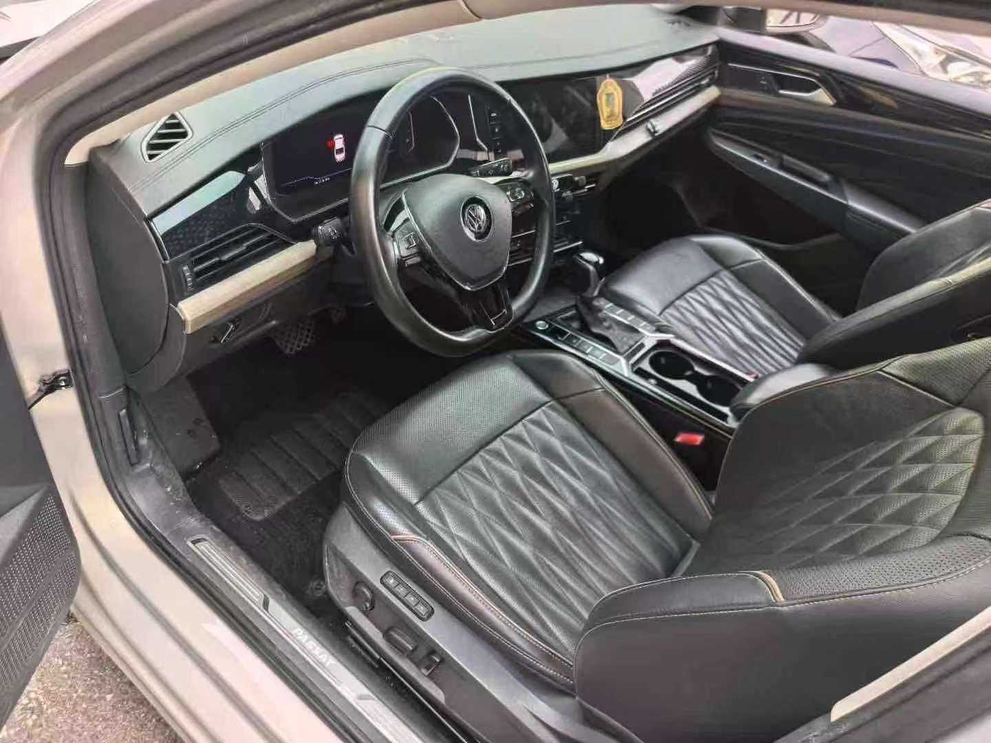 Volkswagen Passat 330 Luxury 7