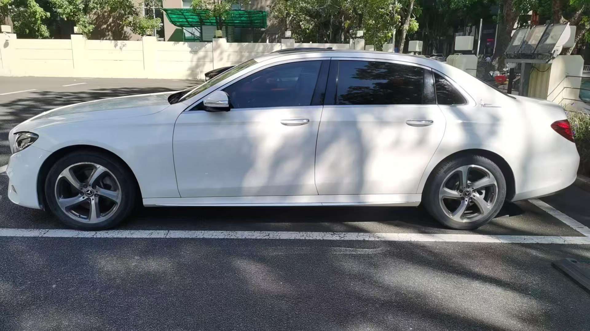 Mercedes-Benz E-Class E200L AWD Sport 4